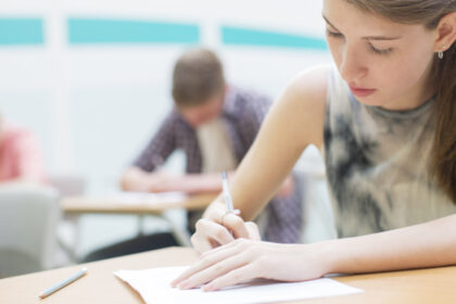 bacalaureat 2026 sesiunea de toamna peste 33 000 de candidati sustin probele scrise la ce ora este programat primul examen 6a75e285d7ef8