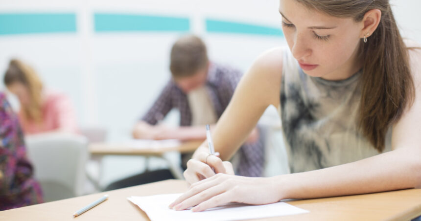 bacalaureat 2026 sesiunea de toamna peste 33 000 de candidati sustin probele scrise la ce ora este programat primul examen 6a75e285d7ef8