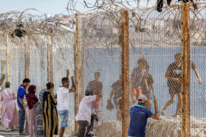 ceuta se pregateste pentru un nou val de migranti la granita au aparut tunuri cu apa si sarma ghimpata 6a80791711397