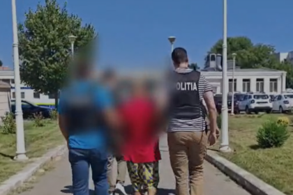 constanta doi hoti au taiat sistemul antifurt si au furat o bicicleta ei au fost retinuti de politisti 6a74a0e184b94