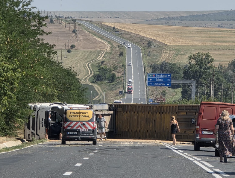 cum s a intamplat accidentul de pe dn 2a din zona hanul morilor in urma caruia un tir s a rasturnat blocand total circulatia 6a749d678c197