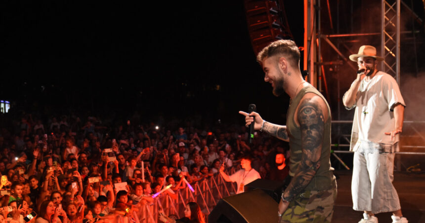 distractie la inaltime la big little festival un dj pune muzica de pe acoperis 6a8415acf0454