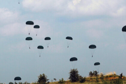 doi militari din fortele pentru operatii speciale raniti in timpul unui exercitiu de parasutare ce s a petrecut dupa saltul din avion 6a90672edb984