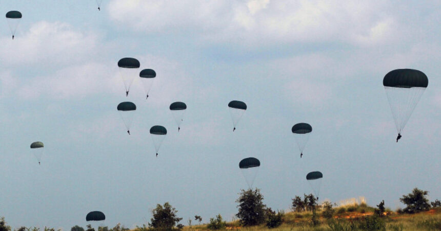 doi militari din fortele pentru operatii speciale raniti in timpul unui exercitiu de parasutare ce s a petrecut dupa saltul din avion 6a90672edb984