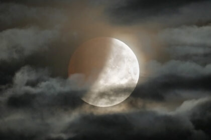 eclipsa partiala de luna in aceasta noapte vizibila din romania la ce ora incepe si de unde poate fi observata 6a8ffdb69e9ab
