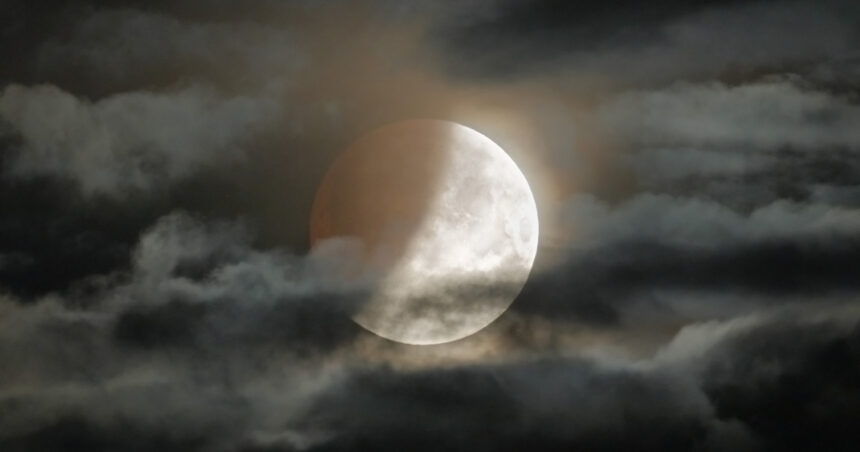 eclipsa partiala de luna in aceasta noapte vizibila din romania la ce ora incepe si de unde poate fi observata 6a8ffdb69e9ab