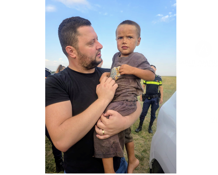 efort comun final fericit un baietel de 3 ani din corbu salvat dupa 12 ore de cautari neintrerupte s au folosit caini de urma drone si ochelari cu termoviziune 6a7577576671e