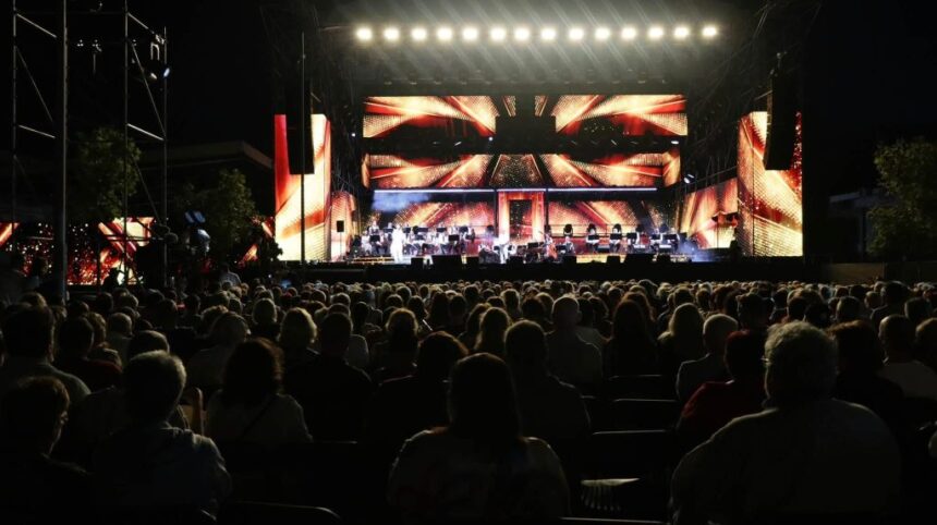 festivalul national al cantecului si dansului popular romanesc mamaia intrerupt din cauza ploii cjc anunta ca programul va fi reorganizat 6a909dc56a38a