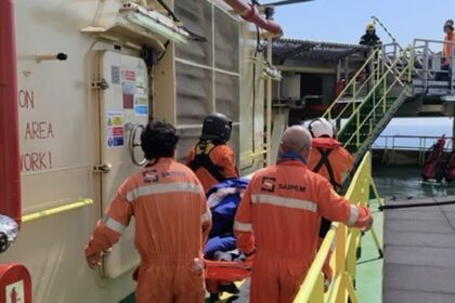 foto video barbat ranit pe o platforma maritima de extractie salvat din largul marii negre cu un elicopter black hawk 6a71bb223e76e