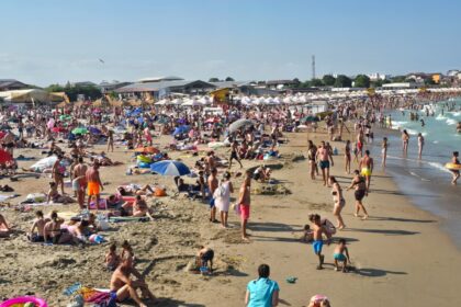 foto video costinestiul record de turisti in plin sezon 2026 zeci de mii de tineri au luat cu asalt plajele si cluburile 6a797a1121b5a