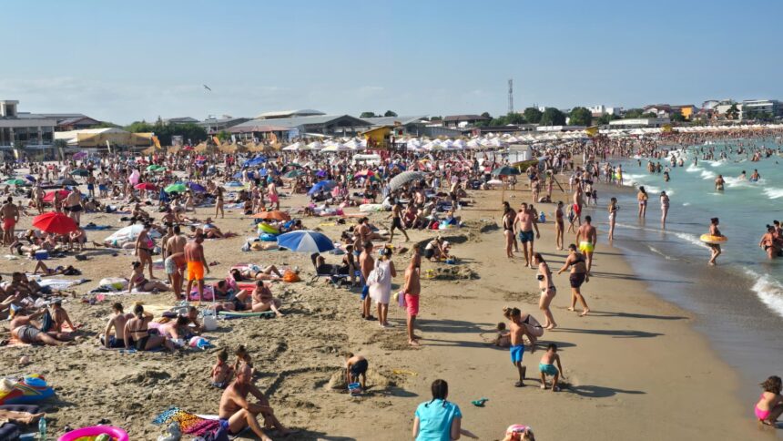 foto video costinestiul record de turisti in plin sezon 2026 zeci de mii de tineri au luat cu asalt plajele si cluburile 6a797a1121b5a