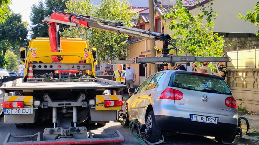 foto video incident pe o strada din constanta un autoturism a cazut intr o groapa formata dupa surparea asfaltului 6a7abddaef82e