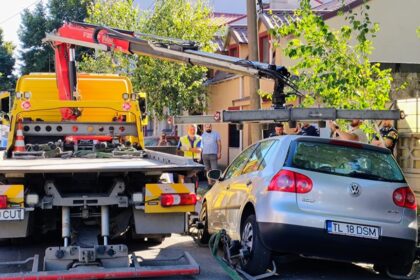foto video incident pe o strada din constanta un autoturism a cazut intr o groapa formata dupa surparea asfaltului 6a7ac15f6e7f1