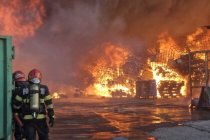 galerie foto incendiul de de lumina lichidat dupa 12 ore mai multe anchete au fost deschise pentru stabilirea cauzelor si pentru poluare 6a7d797725df8