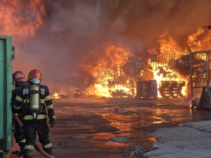 galerie foto incendiul de de lumina lichidat dupa 12 ore mai multe anchete au fost deschise pentru stabilirea cauzelor si pentru poluare 6a7d797725df8