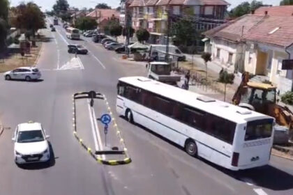 imagini virale sensul giratoriu oval prin care autobuzele nu reusesc sa treaca din prima reactia primariei care a platit lucrarea 6a79de0d7450d