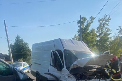 impact violent pe dn 21 un sofer a pierdut controlul masinii trei persoane au ajuns la spital iar traficul a fost blocat ore intregi 6a74ee4702bf7