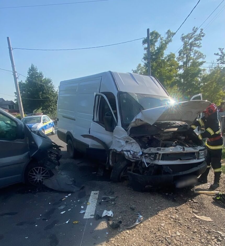impact violent pe dn 21 un sofer a pierdut controlul masinii trei persoane au ajuns la spital iar traficul a fost blocat ore intregi 6a74ee4702bf7
