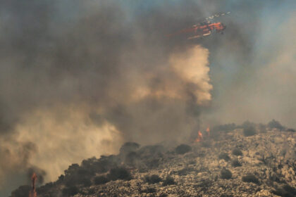 incendii pe insula greceasca salamina doi morti sute de oameni evacuati vantul puternic contribuie la extinderea rapida a focurilor 6a81f16d88c22