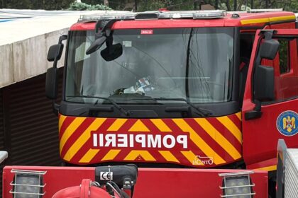 incendiu de amploare la iesirea din lumina spre navodari in zona peninsula a luat foc centrul de colectare a maselor plastice 6a7c9f055b02b