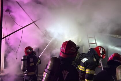 incendiu de proportii la eforie nord 45 de adulti si 8 copii s au autoevacuat din blocul cp4 6a8e7260ed2d8