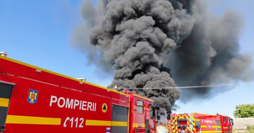 incendiu puternic la o hala de deseuri din prahova degajari mari de fum a fost emis mesaj ro alert 6a8311899e731