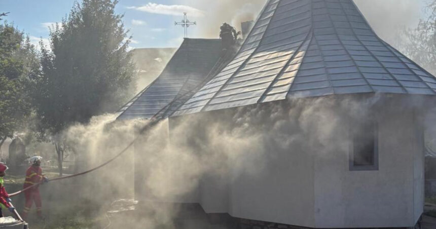 incendiu puternic la o manastire din suceava focul risca sa se extinda si la cladirile din jur 6a83188e0d8ff