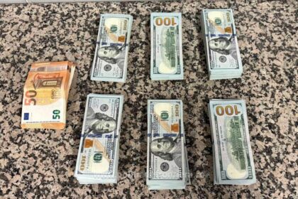 manevra la vama ca sa nu declare 60 000 de dolari un barbat a burdusit cu dolari borseta copilului 6a8e98ffcb6fa