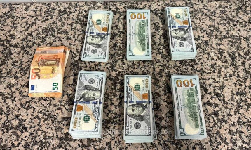 manevra la vama ca sa nu declare 60 000 de dolari un barbat a burdusit cu dolari borseta copilului 6a8e98ffcb6fa