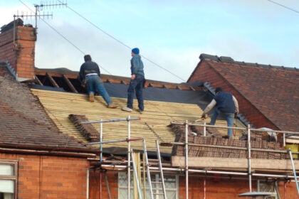 mesteri care lasau case fara acoperis si apoi cereau sume uriase proprietarilor pentru lucrari trei barbati trimisi in judecata 6a75b86901bd9