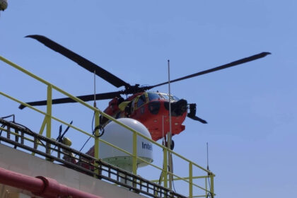 misiune in premiera anuntata de raed arafat un elicopter black hawk a evacuat un ranit de pe o nava aflata in largul marii negre 6a72265061b4c