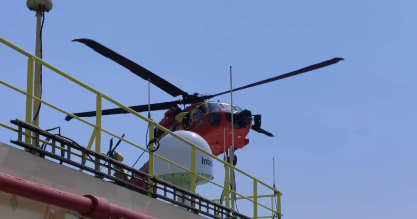 misiune in premiera anuntata de raed arafat un elicopter black hawk a evacuat un ranit de pe o nava aflata in largul marii negre 6a72265061b4c