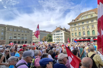 nu nato sa dam o sansa pacii aproximativ o mie de elvetieni s au adunat la berna pentru apararea unei neutralitati stricte 6a942a7dd5833