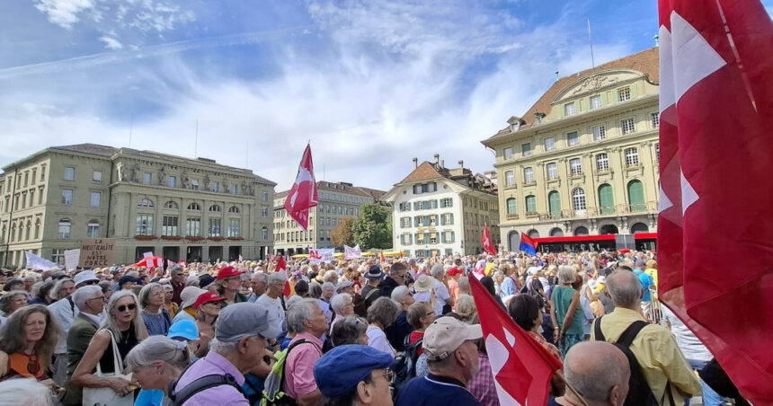 nu nato sa dam o sansa pacii aproximativ o mie de elvetieni s au adunat la berna pentru apararea unei neutralitati stricte 6a942a7dd5833
