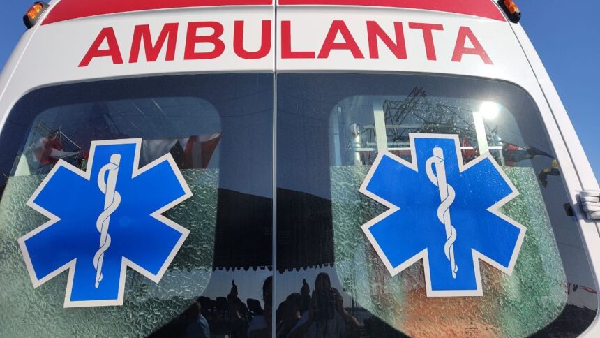 o ambulanta si un autoturism s au ciocnit in zona city mall doua persoane au ajuns la spital 6a92ad2675949