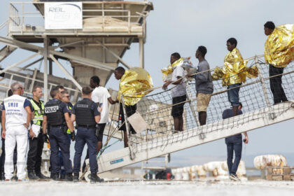 peste 150 de migranti au fost salvati de pe un vas care a luat foc in canalul manecii 6a720da74f0c9