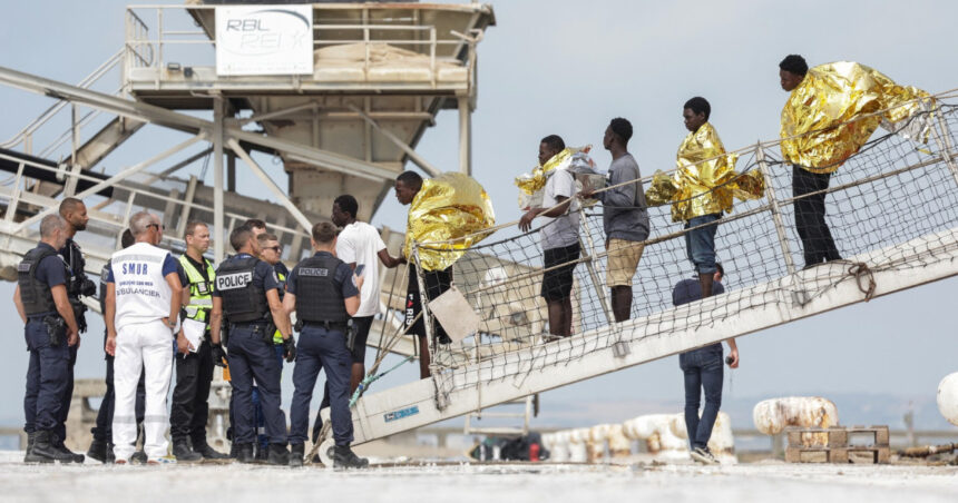 peste 150 de migranti au fost salvati de pe un vas care a luat foc in canalul manecii 6a720da74f0c9