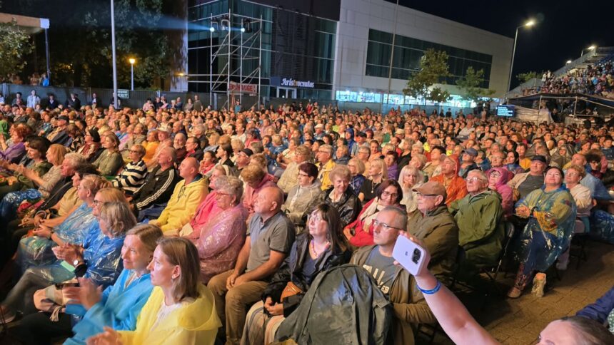 ploaia a intrerupt cea de a doua seara a festivalului mamaia dar concursul continua spectacolul traditia ne uneste a fost reprogramat 6a91697c6c9e1