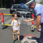 politistii locali din bucuresti au distribuit oamenilor sticle cu apa pe strada indemnul autoritatilor pentru locuitorii capitalei 6a8aeff6c68b0
