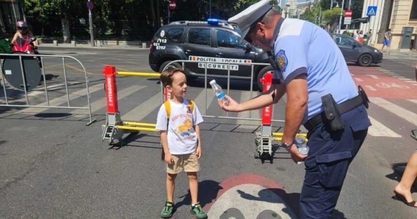 politistii locali din bucuresti au distribuit oamenilor sticle cu apa pe strada indemnul autoritatilor pentru locuitorii capitalei 6a8aeff6c68b0