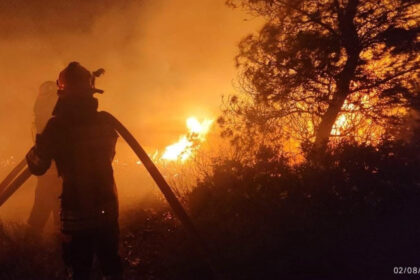 pompierii romani au intervenit la un incendiu de vegetatie si fond forestier din regiunea attica din grecia 6a6ef6a2af152