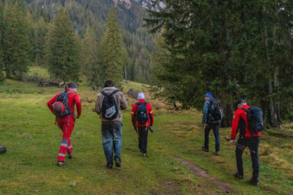 salvamontistii din sibiu au intervenit pentru a salva un parapantist blocat intr un copac in muntii fagaras 6a6f915335ff8