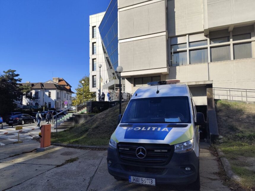 soferul care s a rasturnat cu masina la pecineaga a fost retinut doi politisti au fost raniti 6a87fdf63f405