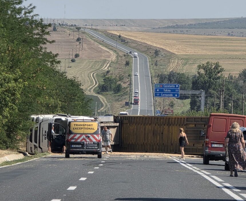 trafic blocat pe dn2a dupa ce un tir incarcat cu cereale s a rasturnat la iesire din harsova 6a7488d4b24ff
