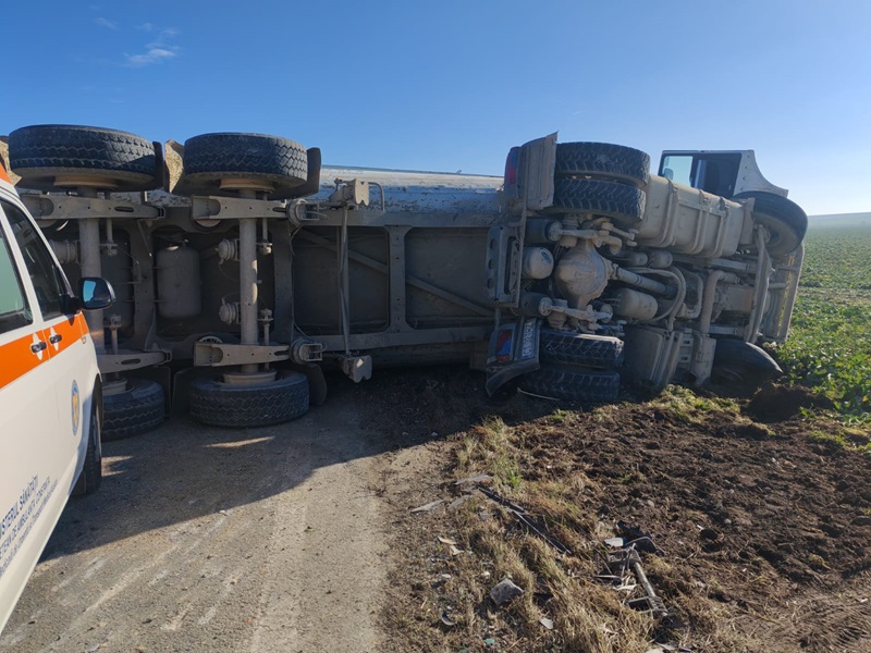 trafic oprit pe dn 22 constanta mihai viteazu langa tariverde sofer incarcerat intr un tir rasturnat 6a707b371c843