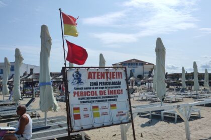 turist resuscitat pe plaja in neptun dupa ce a fost scos inconstient din apa marii 6a945a02ecfab