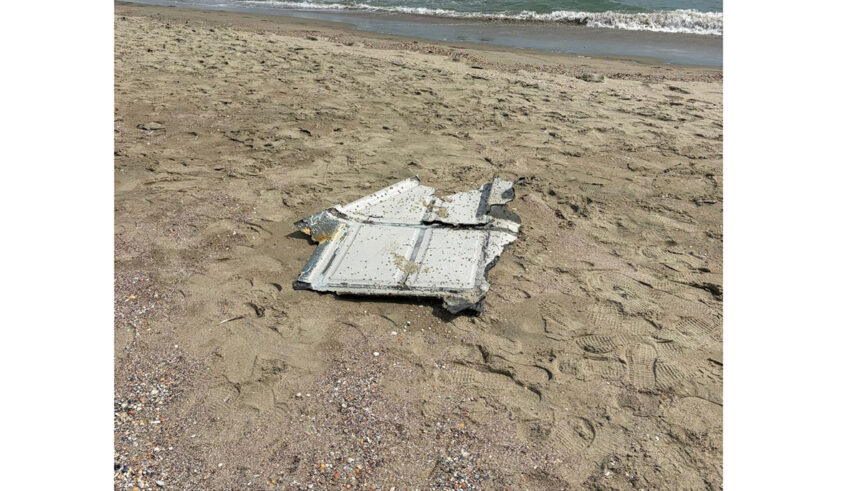 ultima ora au fost semnalate bucati de drona pe plaja novum din olimp 6a93f79b62595