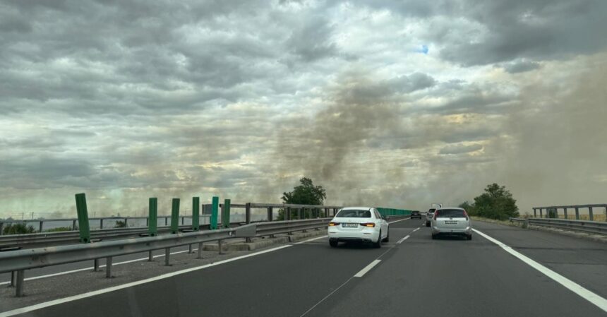 un autoturism a luat foc pe a2 bucuresti constanta traficul rutier a fost oprit 6a859a44eba2f