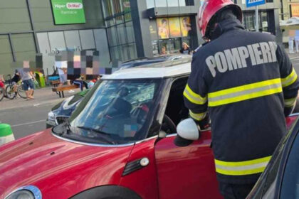 un copil de un an si cinci luni a ramas blocat intr o masina in parcarea unui mall din alba iulia a fost scos de pompieri 6a8b40d3b4921