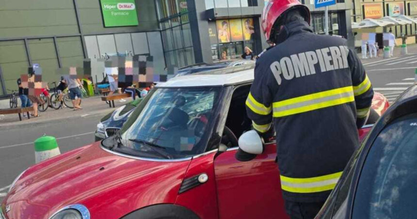 un copil de un an si cinci luni a ramas blocat intr o masina in parcarea unui mall din alba iulia a fost scos de pompieri 6a8b40d3b4921